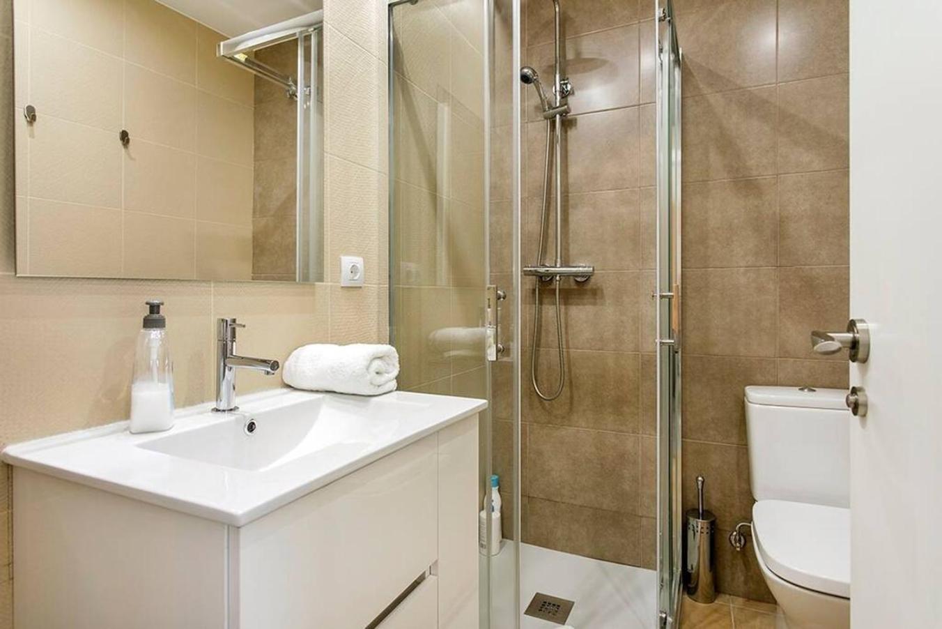 Cozy&New With Terrace Apartment L'Hospitalet de Llobregat Bagian luar foto