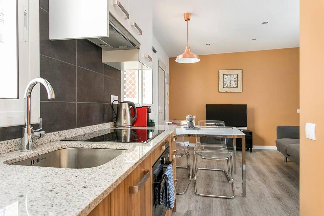 Cozy&New With Terrace Apartment L'Hospitalet de Llobregat Bagian luar foto