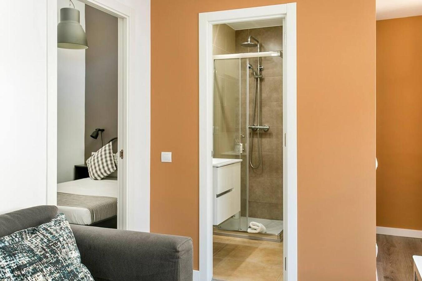 Cozy&New With Terrace Apartment L'Hospitalet de Llobregat Bagian luar foto