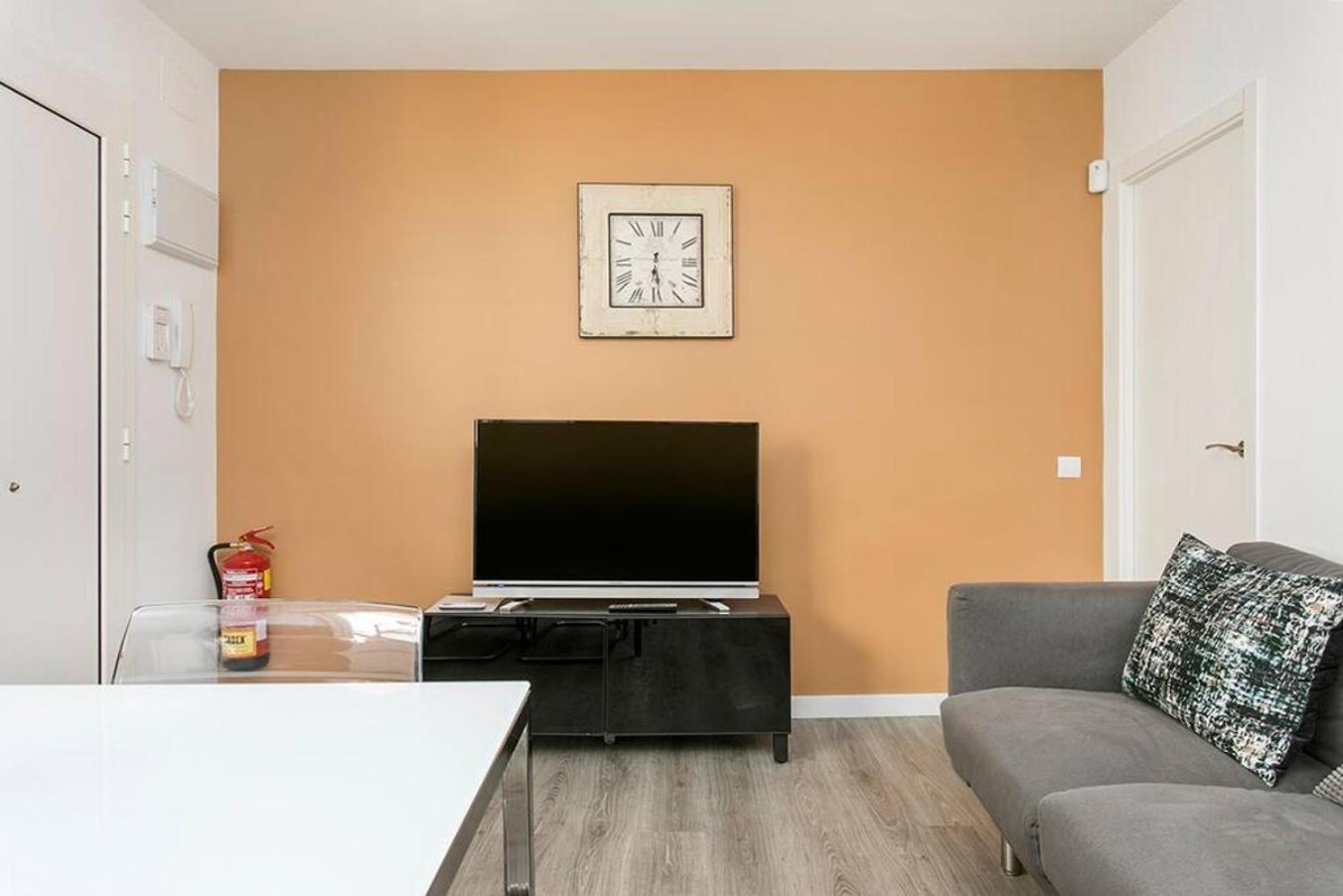 Cozy&New With Terrace Apartment L'Hospitalet de Llobregat Bagian luar foto