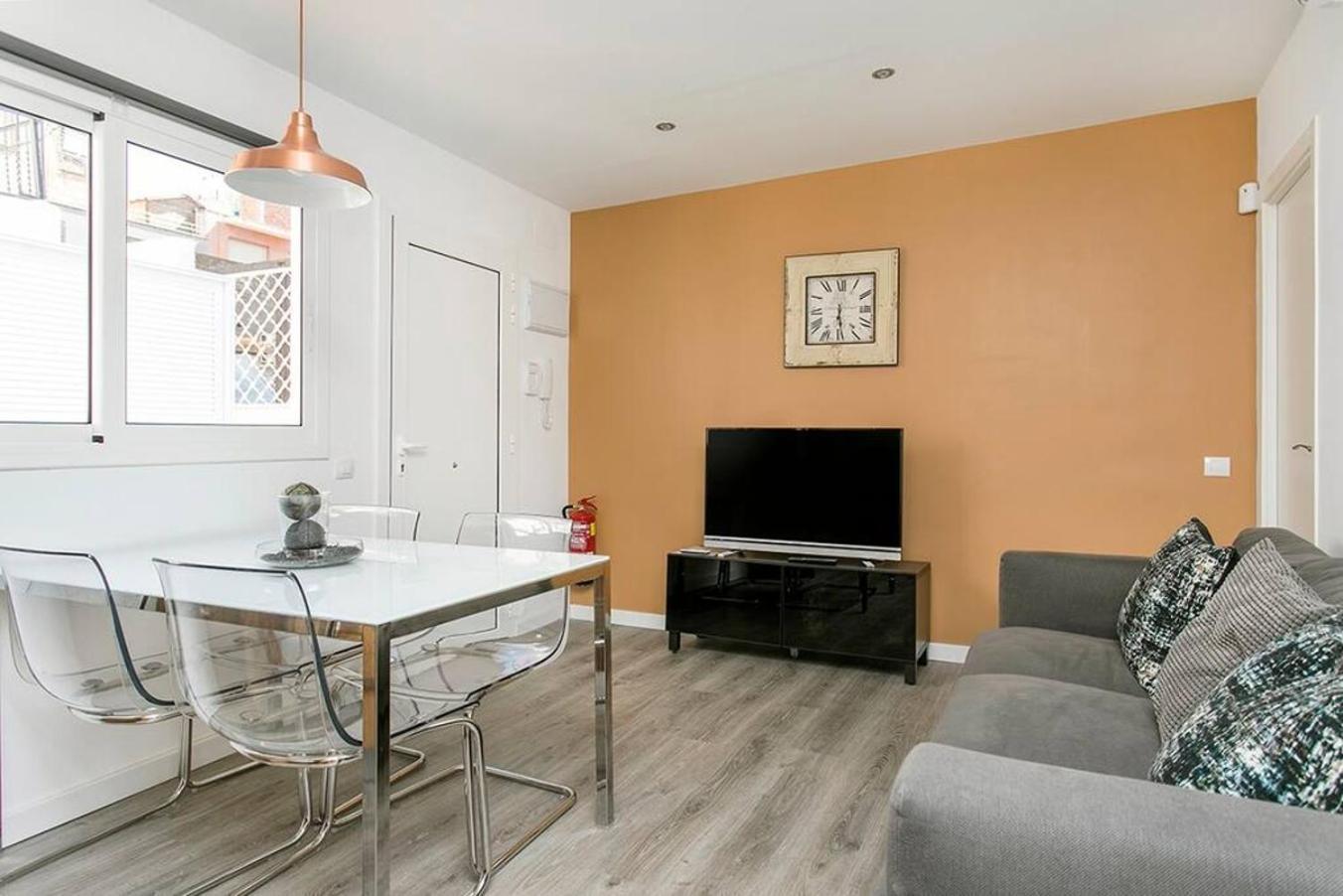 Cozy&New With Terrace Apartment L'Hospitalet de Llobregat Bagian luar foto